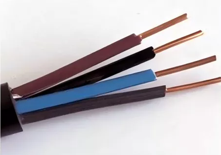 Zeintzuk dira plastikoz isolatutako kontrol-kableetan erabiltzen diren material isolatzaileak?